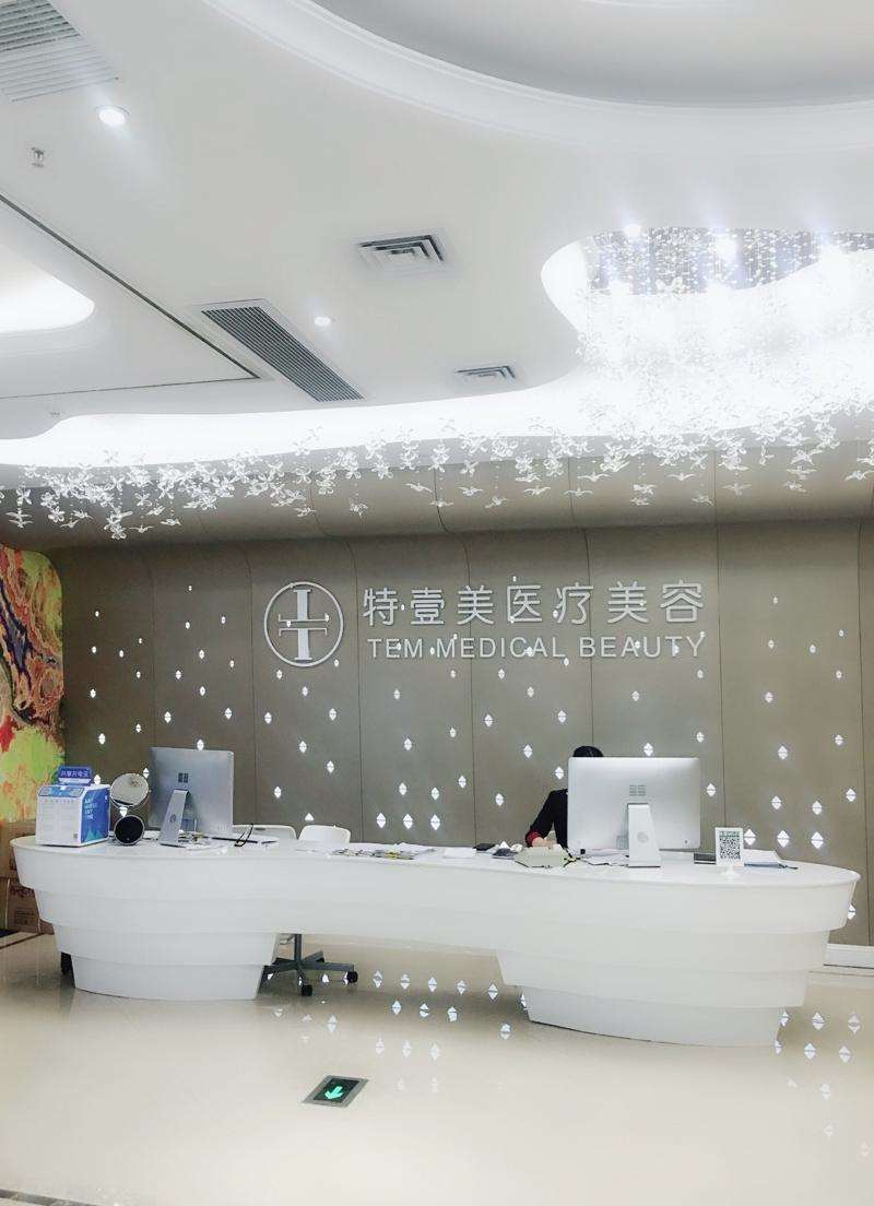 广州熙施医疗美容眼部整形收费价目表，眼窝凹陷修复：3784\眼睑内翻矫正：3985起