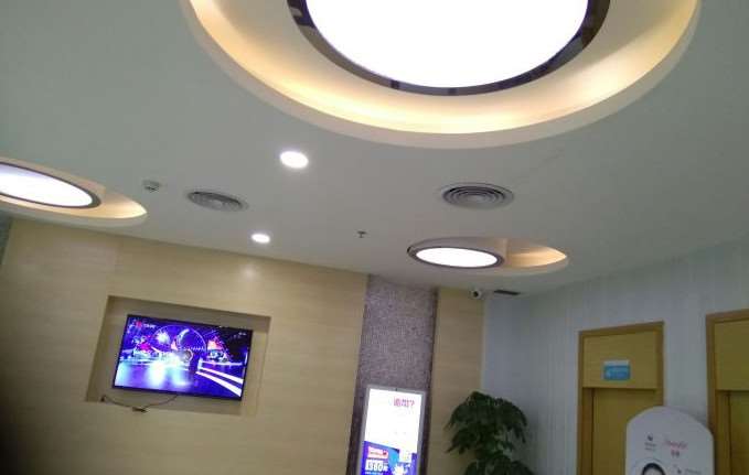 广州广大医院皮肤美容收费价格表，去粉刺：3814\假体植入矫正法令纹：4333起