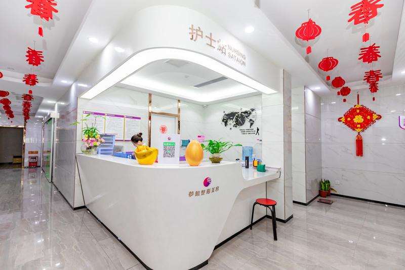江门眼部整形收费价格表，眼窝凹陷修复：4388\消除肿眼泡失败修复：189起