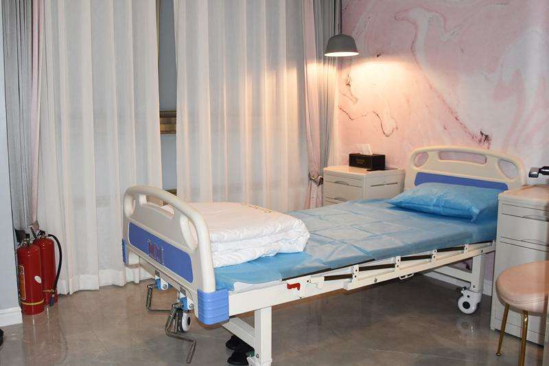 南宁华美鼻部整形收费价目表，鼻翼整形：843\去鼻唇沟：643起