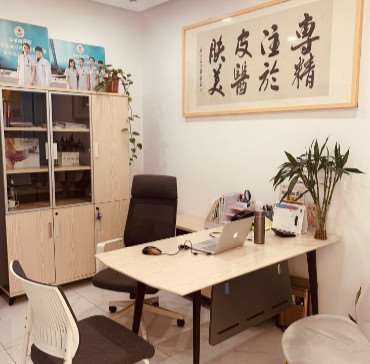 郑州市负责人民医院鼻部整形收费价目表，鼻修复整形：3090\去鼻唇沟：2409起