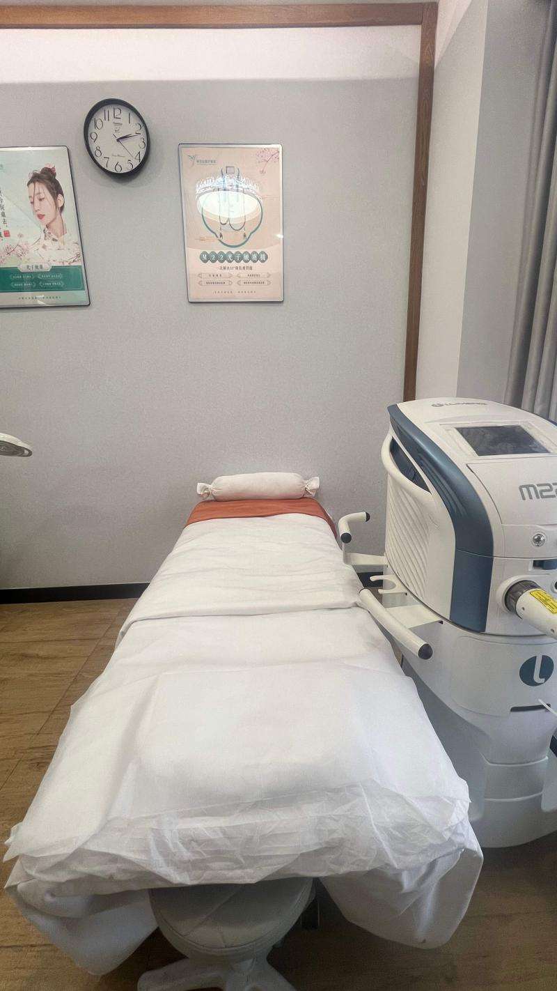 岳阳桃花仙眼部整形收费价目表，做卧蚕失败修复：2896\眼窝凹陷修复：4235起