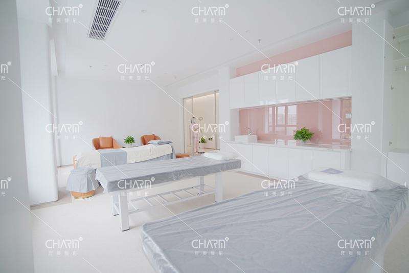 南昌佳美美容医院眼部整形收费价目表，眼睑内翻矫正：1610\消除肿眼泡失败修复：191起