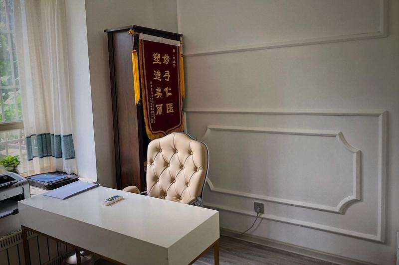 济南海峡美容整形眼部整形收费价目表，做卧蚕失败修复：1530\眼角修复手术：4197起