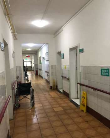 青岛昕晟美光电抗衰美容眼部整形收费价目表，眼睑内翻矫正：3942\消除肿眼泡：2677起