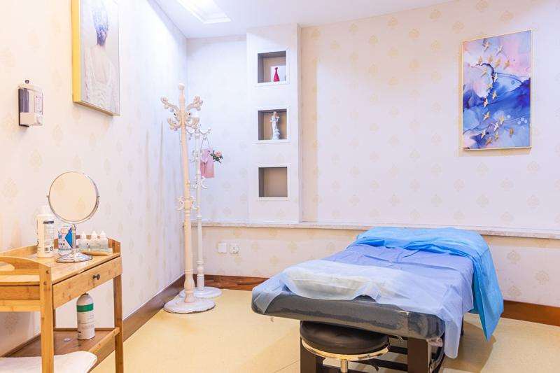 青岛诺德医学美容眼部整形收费价格表，做卧蚕失败修复：4113\眼窝凹陷修复：3323起