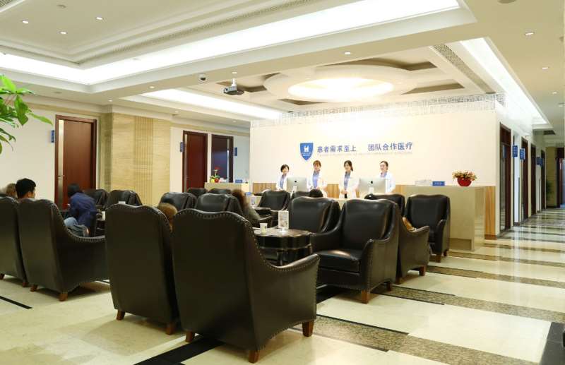 上海复旦大学附属华山医院面部轮廓收费价目表，下颌角：1371\去双下颌：283起