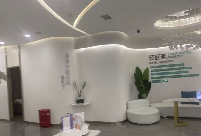 成都极光口腔皮肤美容收费价格表，注射去疤：3209\治疗痤疮：2450起