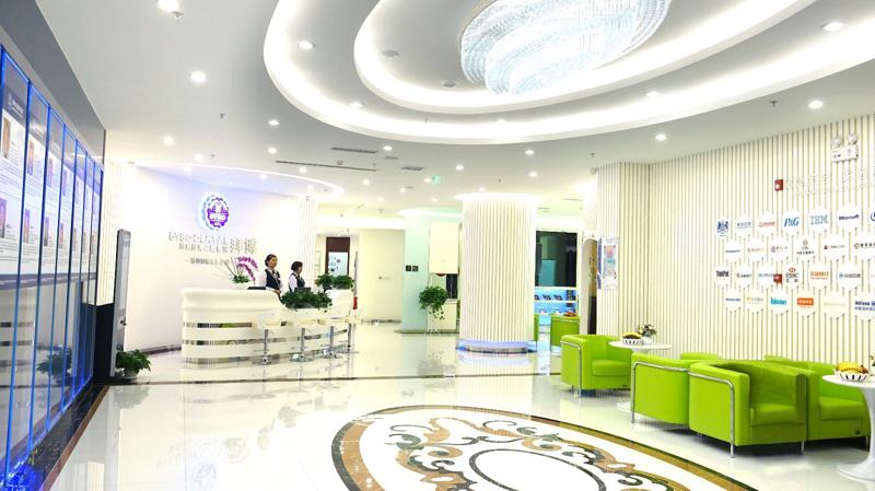 郑州拜博口腔：成人隐形牙套价格对比