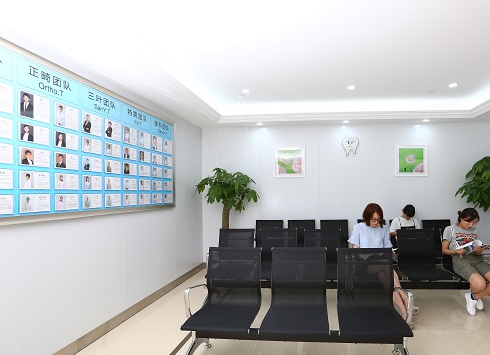 南京金陵口腔医院牙齿矫正全记录:从犹豫到绽放自信笑容