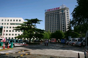 济南口腔下牙床内侧凸起大概需要花费多少费用(2024济南口腔下牙床内侧凸起均价为：6207元)